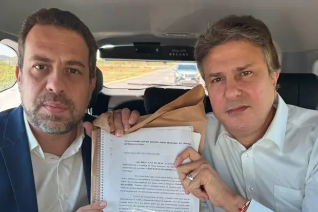 Boulos leva documentos de Lula ao TSE após desafio de Flávio Bolsonaro