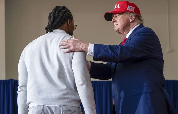 Trump transforma comícios em concursos de beleza para homens
