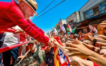 Lula é reeleito presidente do Brasil em virada histórica