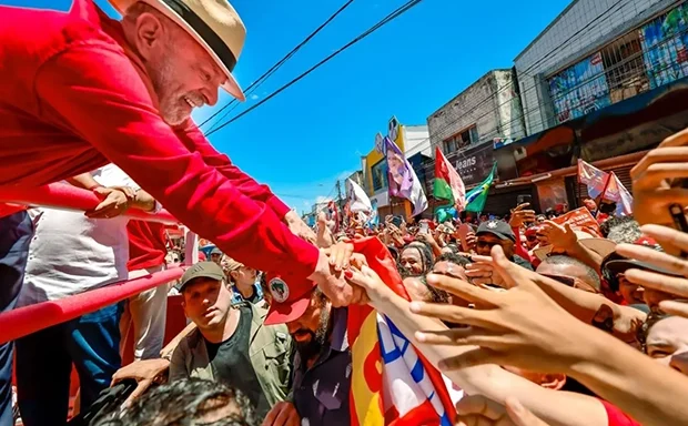 Lula é reeleito presidente do Brasil em virada histórica