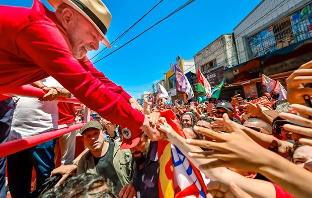 Lula é reeleito presidente do Brasil em virada histórica