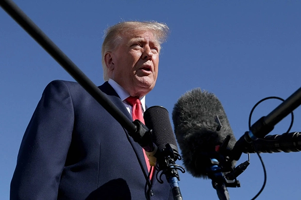 Trump diz gostar de Lula, mas insinua fraude em eleição brasileira