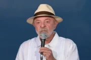 Lula comenta fuga de Flávio Bolsonaro do Brasil: " Vergonhoso"