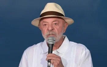 Lula comenta fuga de Flávio Bolsonaro do Brasil: " Vergonhoso"