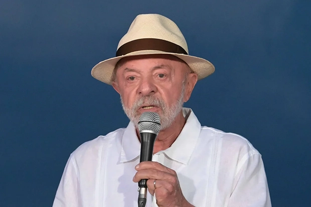 Lula comenta fuga de Flávio Bolsonaro do Brasil: " Vergonhoso"