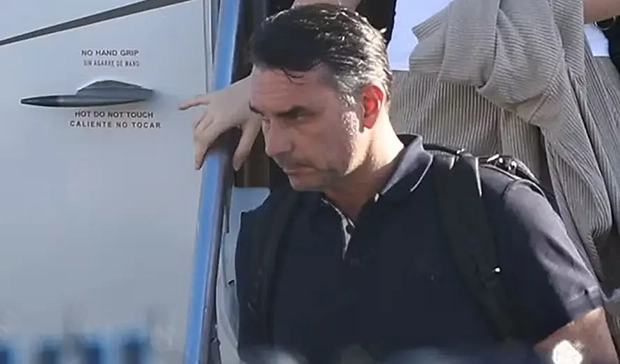 Flávio Bolsonaro se autoproclama presidente dos “Estados Unidos do Brazil”