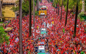 Lula forma Mar Vermelho em BH e conclama eleitores de todas as idades a votar