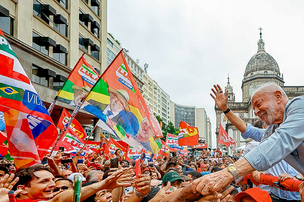 Lula toma as ruas do Rio e prega mobilização para vitória no primeiro turno