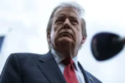 Sob Trump, censura a livros bate recorde com quase 12 mil proibições nos EUA