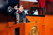 Senador mexicano “faz o L” e diz que vitória de Lula é “freio ao fascismo”