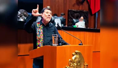 Senador mexicano “faz o L” e diz que vitória de Lula é “freio ao fascismo”