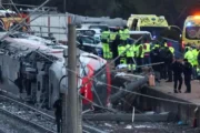Tragédia na Espanha deixou ao menos 64 mortos e 80 feridos após colisão ferroviária