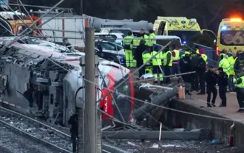 Tragédia na Espanha deixou ao menos 64 mortos e 80 feridos após colisão ferroviária